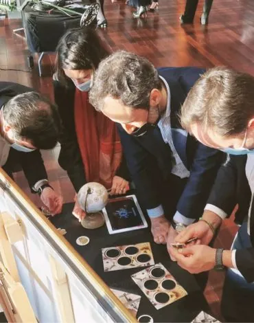 Equipo resolviendo un escape room de investigación tipo Cluedo
