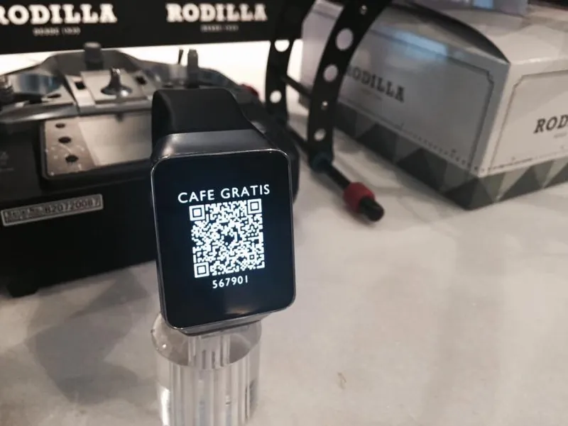 Reloj inteligente con código QR de premio en un escape room personalizado