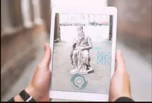 Tablet mostrando una escultura en realidad aumentada dentro de un escape room personalizado