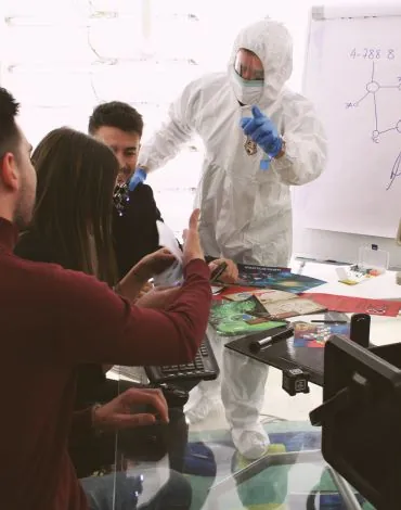Participantes de un escape room personalizado junto a un actor con traje de laboratorio