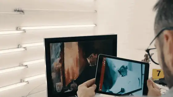Tablet mostrando realidad aumentada sobre una pista del escape room – escape room personalizado