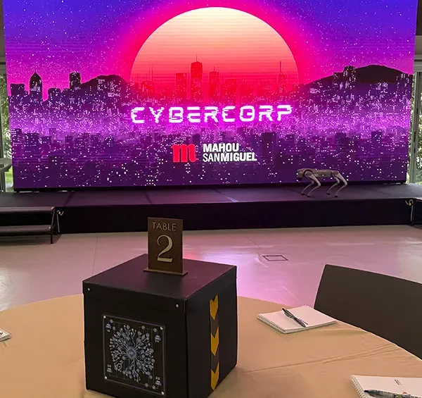 Cybercorp para Mahou San Miguel con escenario, robot y cajas de juego – actividades para empresas